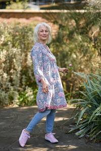 ชุดเดรสผ้าฝ้ายพิมพ์ลายด้วยมือ Aesha ลายดอกไม้สไตล์โบฮีเมียน สีเทา-ชมพู แฟชั่นที่เป็นมิตรต่อสิ่งแวดล้อม - Product Image 3