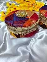 Boîte à Ladoo Phulkari Punjabi, boîte cadeau en acier inoxydable brodée pour mithai et fruits secs, récipient à bonbons, cadeau pour Lohri et Sakranti