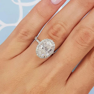 Anillo de compromiso de moissanita de corte ovalado alargado de 3,45 quilates con diseño de HALO y cuatro puntas de garra, joyería de boda elegante - Product Image 4