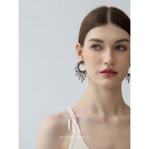 Orecchini a perno massicci placcati oro 14K neri con design astratto geometrico a raggi di sole, regalo di moda - Product Image 2