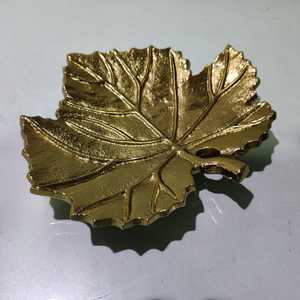 Plateau à fruits en métal aluminium doré de taille personnalisée Plateau à fruits Feuille d'érable Design Moderne Fantaisie pour les occasions de mariage Caractéristiques Émail de couleur - Product Image 4