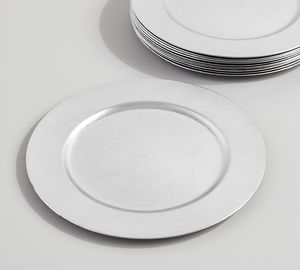 Plato de presentación metálico color plata, diseñado para elevar eventos, bodas y cenas elegantes con su brillo metálico premium. - Product Image 6