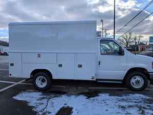 Investissement intelligent 2026 Ford E-Series Cutaway RWD, un châssis commercial robuste propulsé par un moteur essence V8 standard de 7,3 L - Product Image 4