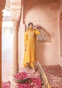 Qualité lourde de tissu teint en fil de viscose avec broderie Kurtis - Product Image 6