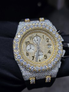 Montre unisexe de luxe tendance, demi-sertie de moissanite VVS, verre MIYOTA, bracelet en caoutchouc, boîtier en acier inoxydable, fermoir de bracelet, style hip-hop - Product Image 1