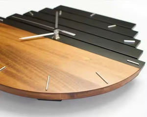 นาฬิกาแขวนผนังไม้แบบมินิมอลที่มีพื้นผิวเป็นเม็ดสีอบอุ่นและเสียงเงียบเหมาะสำหรับดีไซน์ห้องสแกนดิเนเวียนและทันสมัย - Product Image 2