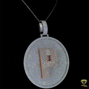Colgante con cualquier letra helada en el centro hecho en plata de ley 925 adornado con diamantes de moissanita brillante para regalo - Product Image 4
