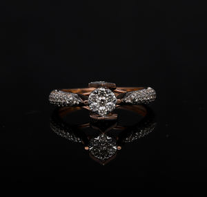 แหวนเพชรธรรมชาติสีทอง14K ที่มีจุดศูนย์กลางแบบกลมพร้อมด้วยการเน้นเสียงปูพื้นแบบแยกก้านเพื่อการจัดแต่งทรงผมที่หรูหรา - Product Image 1