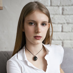 Colgante de shungita pulida con pasador - Product Image 4