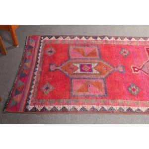 Tapis turc vintage 3,3x10,1 pi (102x308 cm), tapis géométrique rose Herki - Product Image 4
