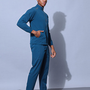 Conjunto Deportivo para Hombre en Color Verde Azulado, Chaqueta Deportiva con Cierre Completo y Cuello Alto con Detalles Lineales en Color Cobre y Pantalones Deportivos a Juego - Product Image 5