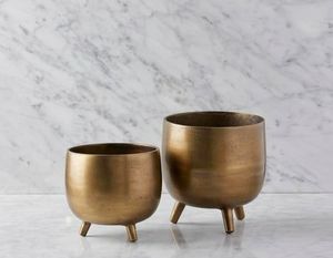 Maceta de latón de diseño con acabado dorado con soporte elaborado para interiores modernos con un encanto rústico tradicional - Product Image 2