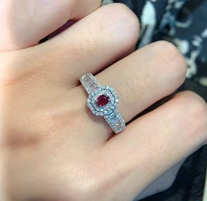 Anillo Clásico de Hombre de Lujo con Diamante Moissanite VVS y Rubí en Plata 925, Chapado en Oro Blanco de 14K, Engaste de Garra Premium - Product Image 5