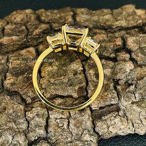 Bague de fiançailles solitaire en or massif 14 carats CVD IGI certifié émeraude à trois pierres. - Product Image 4