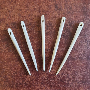 Aiguille à coudre en os de buffle faite à la main, outil naturel poli pour la couture, le travail du cuir, le crochet, le tissage et les projets de couture - Product Image 4