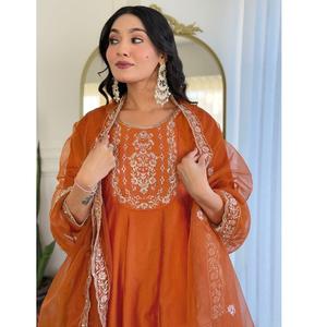 El traje de rayón de seda de diseñador más vendido para damas Kurti ligero y transpirable con parte inferior y Dupatta disponible para la venta - Product Image 1