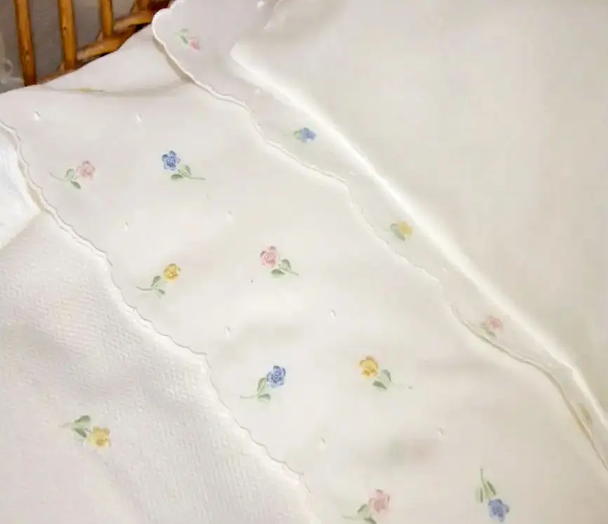 Custom Design Embroidery Lovely Flower Baby Quilt Set High Quality White Cotton Scallop Border Children Bedding Set for Home