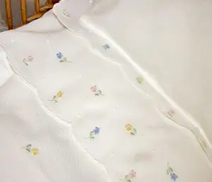 Custom Design Bordado Lovely Flower Baby Quilt Set Alta Qualidade Branco Cotton Scallop Border Crianças Bedding Set para Casa