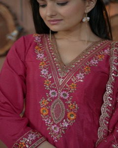 Traje de Chinon bordado de nuevo diseñador con impresionante trabajo de bordado de múltiples secuencias, perfecto para fiestas y ocasiones festivas - Product Image 6