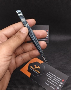 Pince à épiler pour sourcils Saaqaans Enterprises en acier inoxydable, pointe lisse, nano-adhérence, 75/90 degrés, durable et éco-responsable - Product Image 3