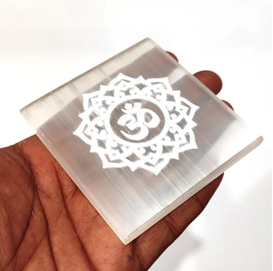 Placa de carga de cristal de selenita con disco de altar grabado en sánscrito de siete chakras de Buda para meditación - Product Image 4