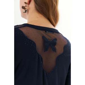 Blusa de Punto Azul Marino con Cuello en V para Mujer Talla Grande RMG, con Detalle de Pedrería y Acento de Tul en Hombros y Espalda - Product Image 3
