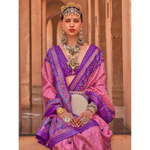 Sari en soie imprimé Patola rose exquis avec chemisier pour les occasions festives et les mariages - Product Image 4