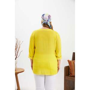 Blouse délavée grande taille avec détail emblème jaune - Product Image 5