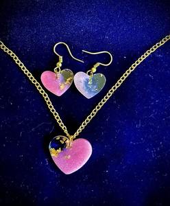 Collier pendentif en résine tendance d'excellente qualité avec chaîne réglable Bijoux de mode uniques pour femmes disponibles au meilleur prix - Product Image 6