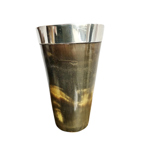 Copas de Cerveza y Vino Contemporáneas de Lujo, Hechas de Cuerno de Búfalo, con Tonos Tierra Ricos y Borde Plateado Pulido, Perfectas para una Mesa Elegante - Product Image 2