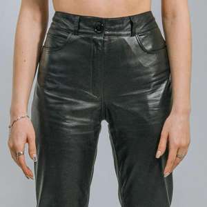 Pantalon en similicuir noir – Pantalon en cuir vegan à taille haute et jambes larges |   Streetwear Unisexe Fait Main - Product Image 1