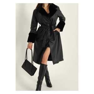 Trench da donna lungo in pelle nera con collo di pelliccia e polsino - Product Image 2