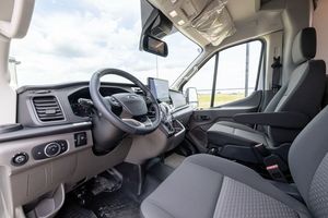 Caravane moderne avec lit coulissant, plancher en bois, intérieur gris, capacité pour 2 personnes, évier de cuisine inclus - Product Image 6