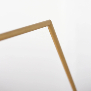 Soporte de pastel chapado en oro hecho a mano, diseño único con forma y tamaño personalizados de calidad superior, hecho de metal duradero - Product Image 2
