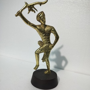 Figurine d'homme tribal artisanale statue en métal sculpture d'art ethnique traditionnel pièce maîtresse décorative dorée bureau à domicile culturel - Product Image 1