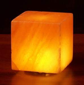 Lampe en sel de l'Himalaya sculptée naturellement, bloc carré avec base en bois, favorise une ambiance relaxante et sereine - Product Image 6