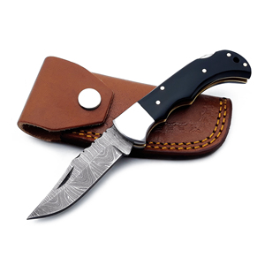 มีดพับเหล็กดามัสกัสทำมือ ด้ามไม้ ปลอกหนัง ล็อคแบบ Black Horn สำหรับล่าสัตว์และตั้งแคมป์ MORTAL SAGA - Product Image 1