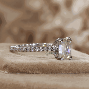 Solitario de diamante Moissanite de corte esmeralda blanco roto con anillo de ajuste de doble punta de estilo acento para mujer - Product Image 4