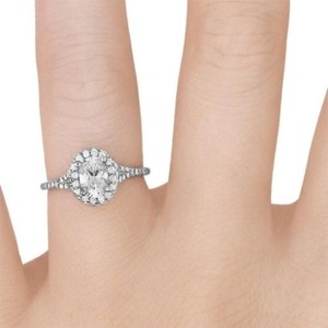 Bague de fiançailles en or 14 carats sertie de pavés sur les côtés et avec des accents halo, avec diamant central (naturel), fabricant de vente en gros OEM - Product Image 1