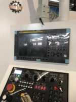 Centre d'usinage CNC vertical entièrement automatique BT40 avec système de contrôle intelligent et broche de 8000 tr/min