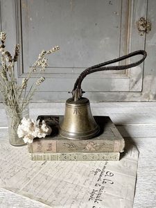 Campana de latón puro elegante Campana de mano de latón de alta venta en cuerpo de latón completo nueva apariencia Campana de peón de metal para oficina en precio al por mayor - Product Image 2