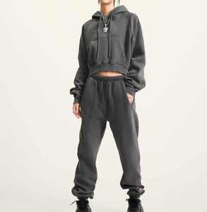 Traje de jogging informal con logotipo personalizado, sudadera recortada en blanco y chándal de salón para mujer, conjunto de dos piezas para mujer, pantalones de chándal para correr - Product Image 4