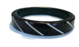 Nouvelle bague en résine noire de qualité supérieure avec rayures diagonales blanches, design artistique rond, élégante pour mariage et soirée, pour femme - Product Image 2