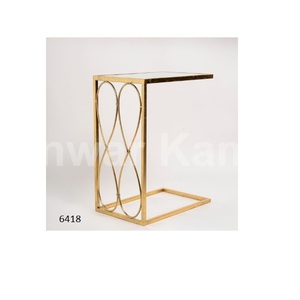 Table en métal en forme de C dorée à l'aspect moderne Table en métal fini or décorative pour la maison Table d'appoint en métal de salon - Product Image 1