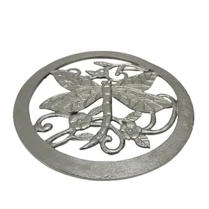 Sottopentola in alluminio con 4 gambe nichel grezzo colore argento design moderno da tavolo e accessori per la cucina