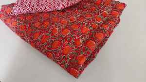 Couverture matelassée en coton floral réversible, imprimée à la main - Product Image 3