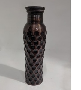 Botella de agua negra de cobre martillado DE CALIDAD 100%, beneficios esenciales de Ayurveda para el hogar, accesorios de cocina, viaje aislado - Product Image 1