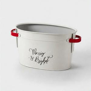 Maceta FrostberryDelight en aspecto galvanizado diseñada para uso en exteriores en decoración de jardín de Navidad y arreglo festivo de entrada - Product Image 4