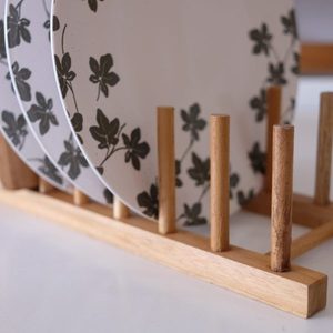 Estante para platos Maddie de diseño moderno, madera maciza de teca con acabado natural, muebles de cocina - Product Image 2