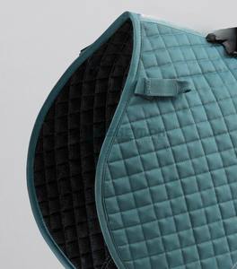 Manta de silla de montar inglesa suave y transpirable, diseñada con construcción acolchada duradera que ofrece soporte equilibrado y suave. - Product Image 3